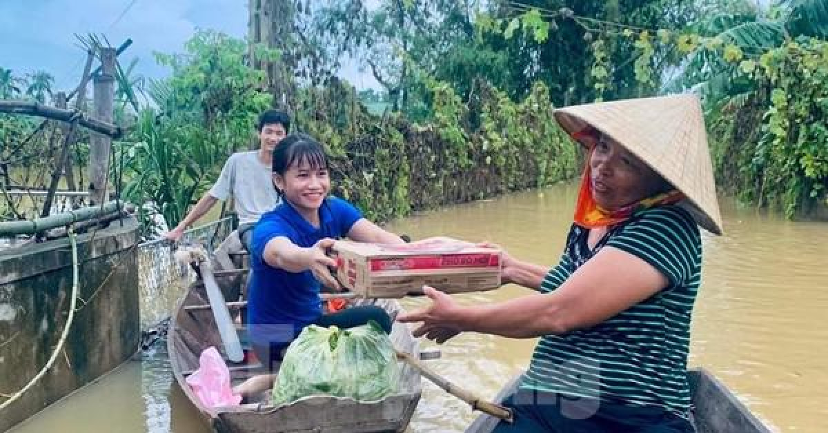 Thanh niên chèo thuyền vượt lũ đưa thực phẩm trao tay người dân