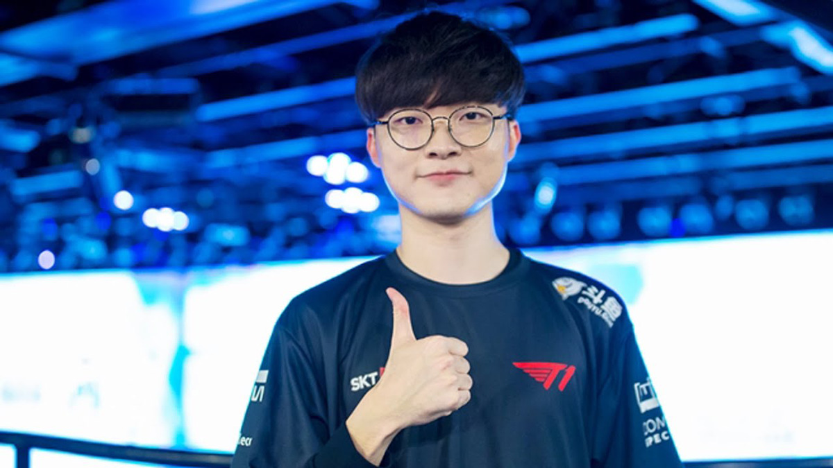 Faker “chuẩn bị” cho CKTG bằng pha cướp Baron với Ahri ở Champions Queue