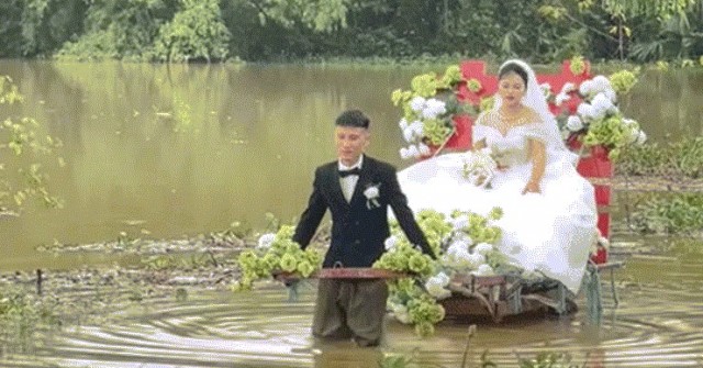 Chuyện phía sau video chú rể một mình kéo xe vượt đường ngập rước vợ về nhà