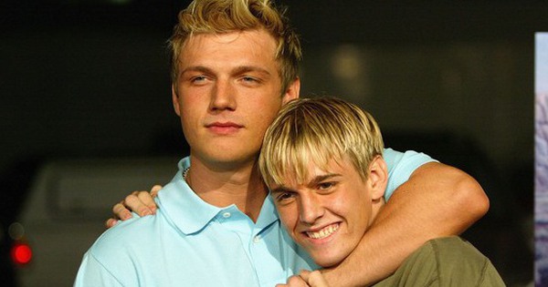 Nick Carter òa khóc trên sân khấu vì nhớ em trai Aaron Carter