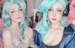 Hoá thân thành Seraphine phiên bản tóc xanh, nữ coser gốc Việt lại khiến fan game chú ý bởi vòng 1 “lấp ló