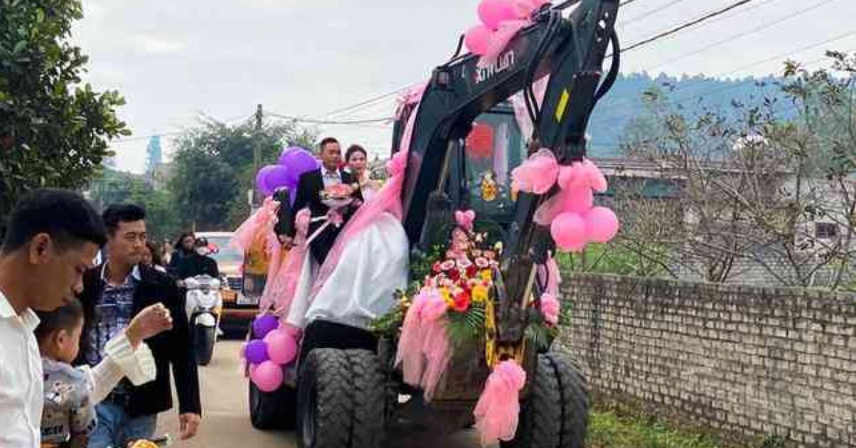 Màn rước dâu bằng máy xúc độc lạ gây bão mạng của chú rể Nghệ An