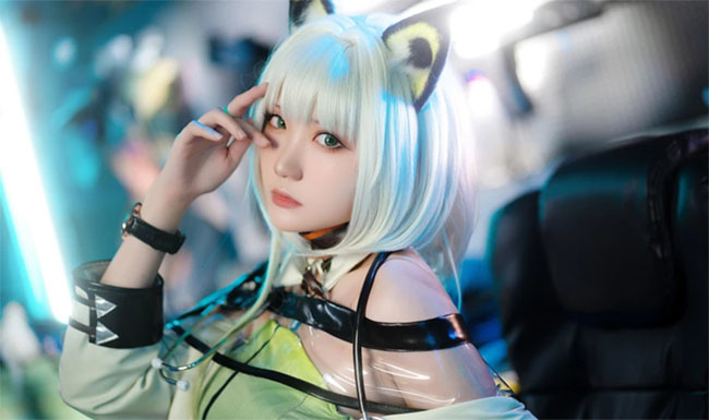 Cosplay cô nàng Kal’tsit trong Arknight trắng tinh khôi