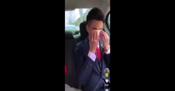 Clip: Lý do chú rể bật khóc khi đón dâu khiến ai cũng phì cười