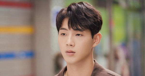 Sau drama bạo lực, Ji Soo tiếp tục bị ekip phim 