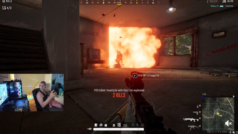 Đang bắn PUBG hăng thì vợ bắt trông con, thanh niên dùng 1 tay vẫn kill 2 mạng ngon lành