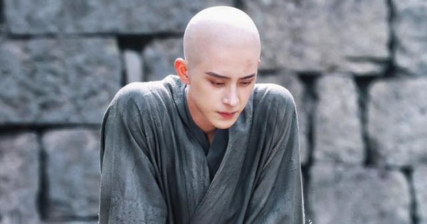 Mỹ nam Trung Quốc cạo trọc đầu làm sư vẫn đẹp mê mẩn: Nhan sắc vô đối không gì "phong ấn" nổi