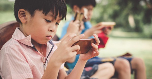 Lời cảnh báo từ giáo sư ĐH top đầu: Đừng vội cho con dùng điện thoại nếu muốn con thành công và hạnh phúc!
