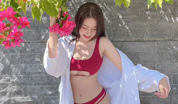 Diện bikini underboob siêu quyến rũ, nữ CEO nóng bỏng bậc nhất thương trường là đây