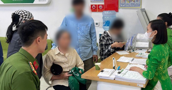 Cụ bà đến phòng giao dịch Vietcombank rồi liên tục yêu cầu chuyển khoản cho 