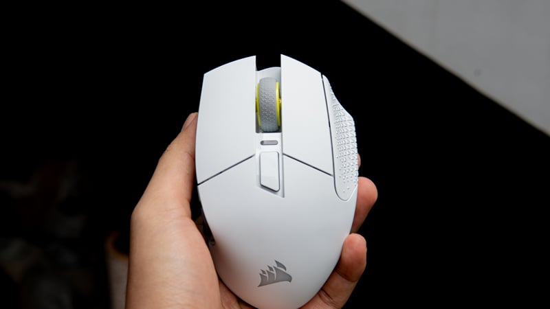 Trên tay Corsair Scimitar Elite Wireless SE: Chuột MMO đỉnh cao cho game thủ và streamer chuyên nghiệp