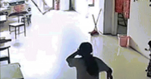 Bé gái 11 tuổi cứu em khỏi bị xe đâm trong gang tấc