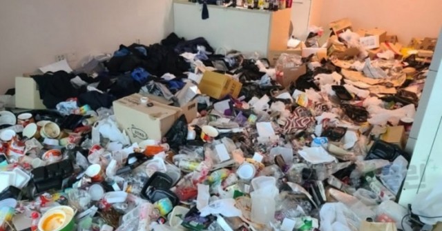Sốc với ngôi nhà chứa hàng tấn đống rác thải, 30 người dọn ròng rã 3 ngày mới xong