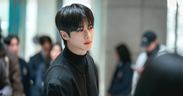 Thiếu gia tài phiệt đang cực hot vì giống cả showbiz: Nhìn thẳng tưởng Cha Eun Woo, ngó ngang lại ra V (BTS)