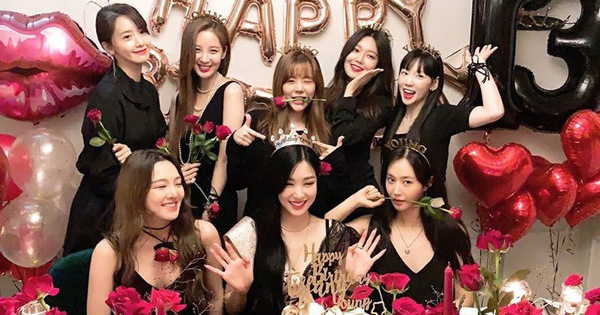 13 năm SNSD vẫn quá đẳng cấp: Gửi lời chúc kỷ niệm debut cũng leo top toàn cầu, ảnh họp mặt khiến MXH bùng nổ