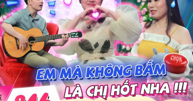 Thầy giáo vừa đàn vừa hát 