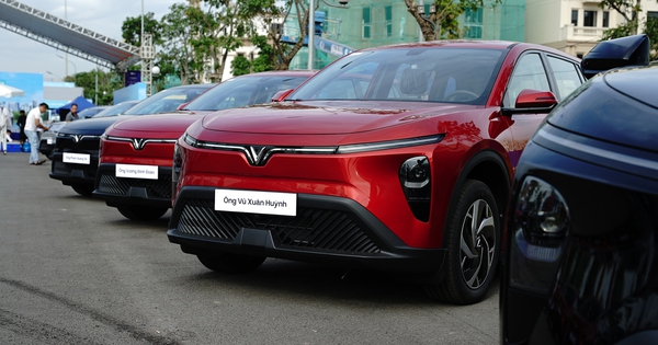 Cận cảnh loạt xe VinFast Limo Green đầu tiên tại Việt Nam, giá 749 triệu đồng