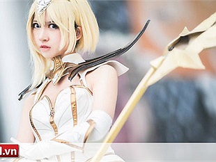 Lux – Thập Đại Nguyên Tố hút hồn game thủ với bộ cosplay kiêu sa gợi cảm