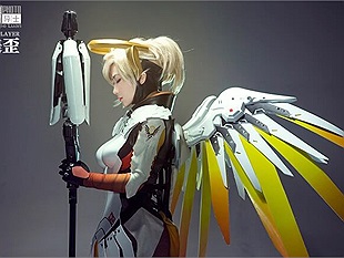 Cosplay Mercy cực đẹp khiến game thủ Overwatch phải xịt máu mũi