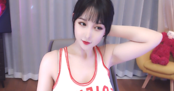 Nữ streamer mếu máo xin lỗi khán giả vì... quên cài khóa quần ngay trên sóng livestream