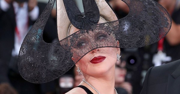 Lady Gaga diện đồ kỳ quái đến Venice