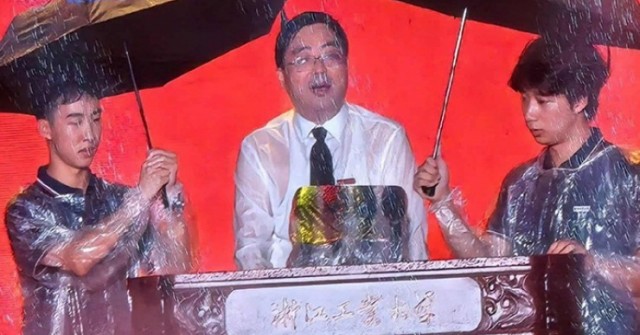 Bi hài sinh viên che ô cho hiệu trưởng ngày khai giảng