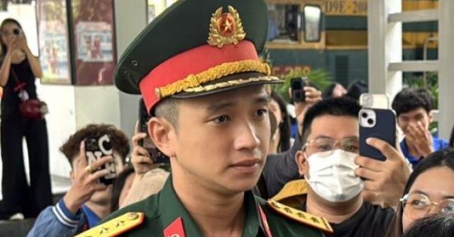 Dòng người chen chúc đón chiến sĩ A80 tại ga Sài Gòn