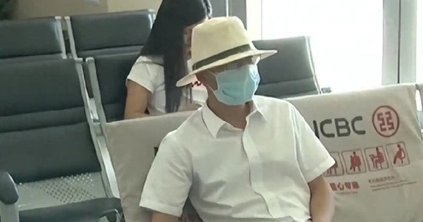 Khách gửi 11 tỷ đồng tiền đền bù đất vào ngân hàng, 1 năm sau lãi hơn 369 triệu nhưng đến rút thì bị từ chối, nhân viên khẳng định: “Chúng tôi chỉ làm theo hợp đồng”
