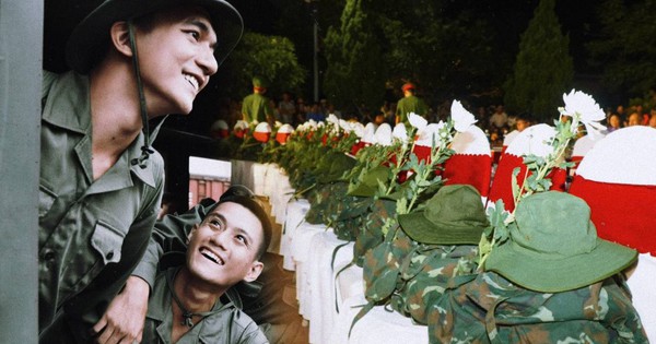 Buổi chiếu đặc biệt nhất của Mưa Đỏ: Hàng ghế trống, balo, hoa cúc trắng và khoảnh khắc cúi đầu trước lịch sử