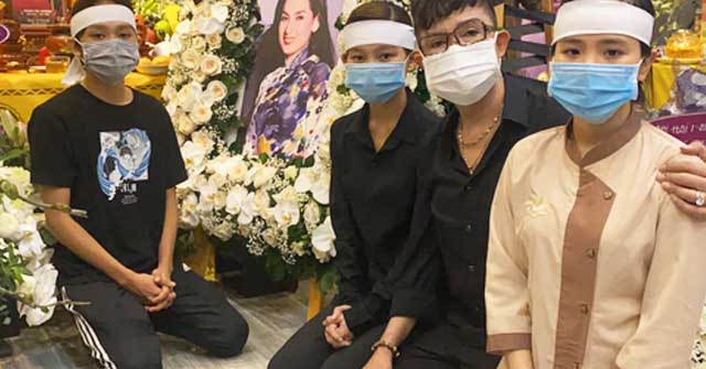 Lễ tưởng niệm cố ca sĩ Phi Nhung bất ngờ bị hoãn