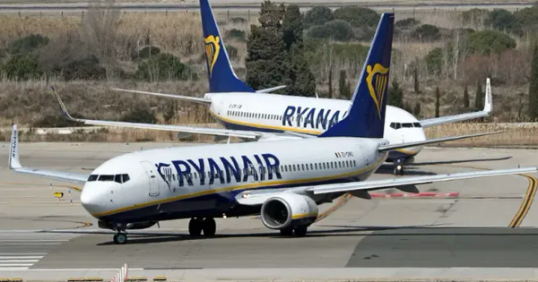 Máy bay Boeing của Ryanair cháy động cơ, hơn 180 hành khách phải sơ tán