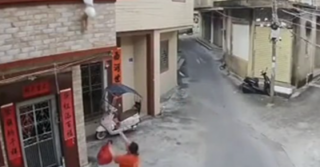 Tay không đỡ bé trai rơi từ tầng hai