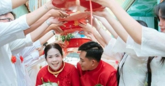 Cặp đôi nhà sát vách kết hôn sau 11 năm yêu, dựng chung rạp cưới, thuê chung MC