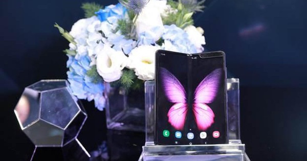 “Cháy hàng” ở Việt Nam, Galaxy Fold đã được ưu ái về với hàng loạt sao Việt