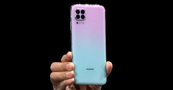 Mặt trước giống Galaxy S10, mặt sau giống iPhone 11 Pro nhưng smartphone này lại mang thương hiệu khác, thế mới hay!