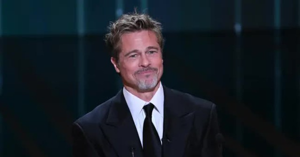 Brad Pitt cầu xin hai con