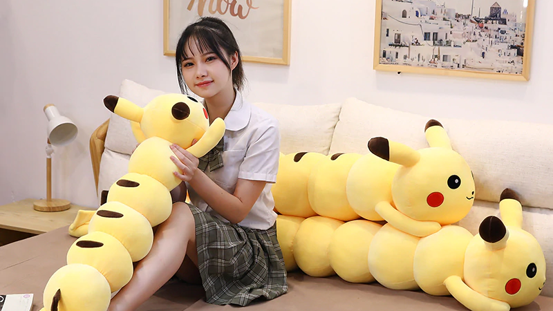 Gối ôm Pikachu 'dài như rết' tặng người yêu