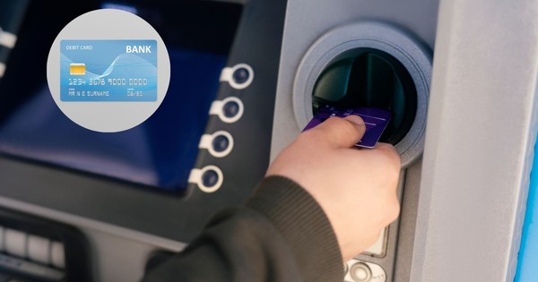 Khách hàng rút tiền tại cây ATM cần chú ý: Phát hiện những dấu hiệu này phải lập tức ngừng giao dịch, khóa thẻ