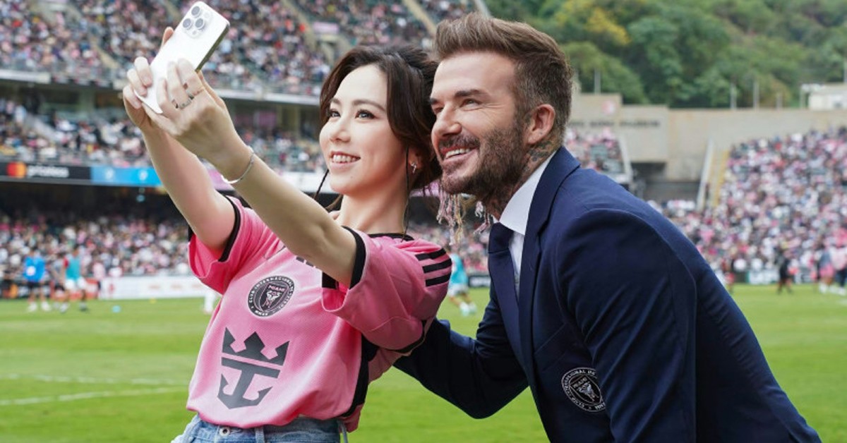 Người đẹp khiến danh thủ Beckham quỳ gối ký tên 