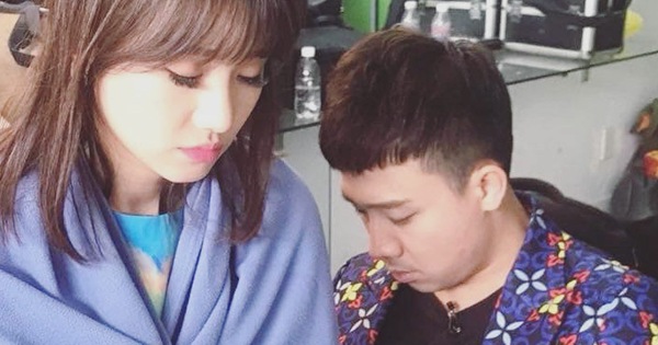 Trấn Thành - Hari Won bị chụp lén sau cánh gà, fan chẳng khen tình tứ mà xót xa vì thương đôi vợ chồng