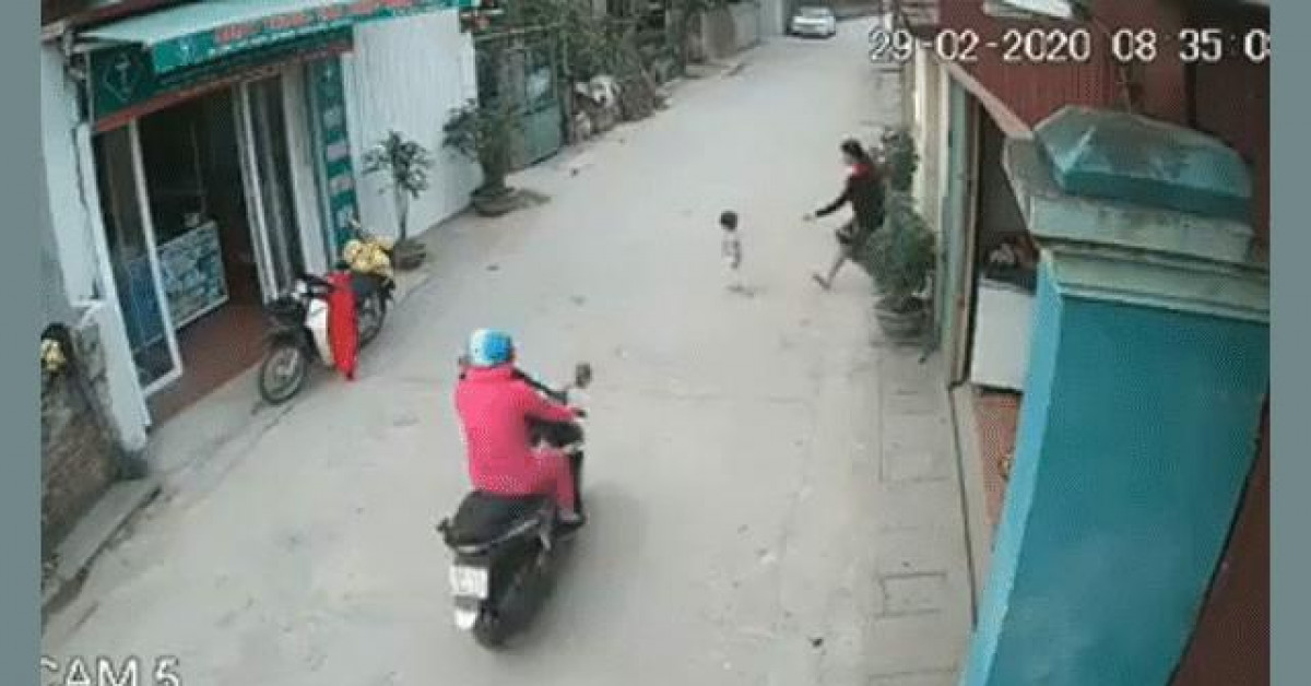 Clip: Em bé lao ra đường bị xe máy tông trúng, CĐM tranh cãi lỗi thuộc về ai