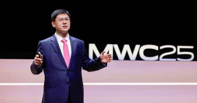 MWC 2025: Sếp Huawei nhắc nhà mạng coi chừng đua không lại 