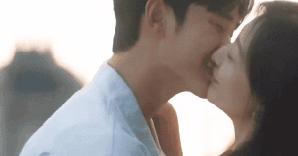 Queen of Tears tung loạt cảnh hôn bị cắt của Kim Soo Hyun - Kim Ji Won, ngọt như yêu thật khiến netizen tiếc nuối