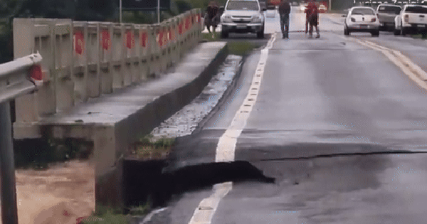 Video: Cây cầu đổ sập trong tích tắc do mưa lũ chết người tại Brazil, hé lộ khung cảnh hiện trường gây sốc