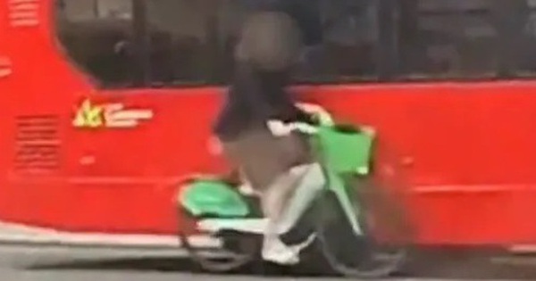 Kinh hoàng người đi xe đạp đâm vào xe buýt, bị hất văng khỏi tay lái