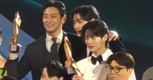Khung hình hỗn loạn nhất Baeksang 2025: 3 cực phẩm visual hội tụ, chỉ 1 hành động mà “quậy banh” cả sự kiện