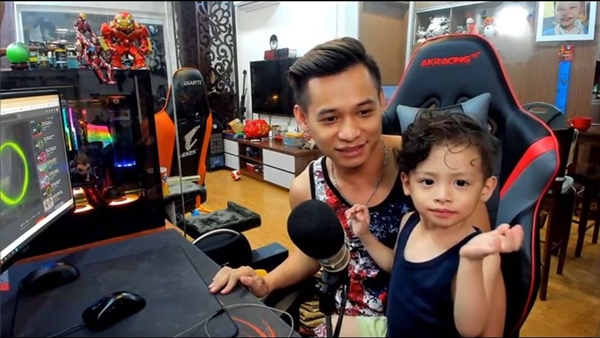 Cùng gặp Tùng Sói- cậu bé vàng trong làng có bố làm streamer