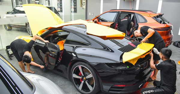 Dùng cuộn giấy dài bằng 6 tầng nhà đổi màu Porsche 911, người dán chia sẻ: 
