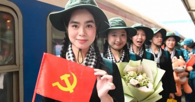 Nét đẹp nữ chiến sĩ sao vuông và du kích miền Nam trong nắng hạ Thủ đô