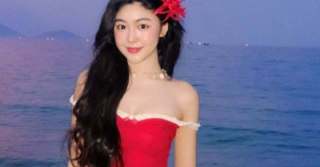 Lọ Lem khoe dáng đồng hồ cát